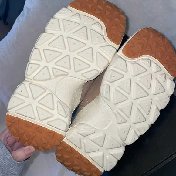 NWT FLOWER MOUNTAIN Camp Uni Slip-On Mouton Leather/shearling - Beige